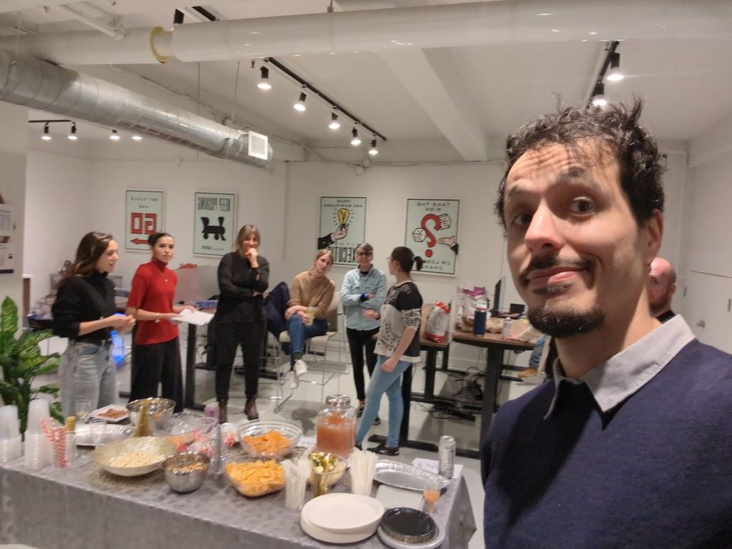 Le party au studio, entre deux bouchées