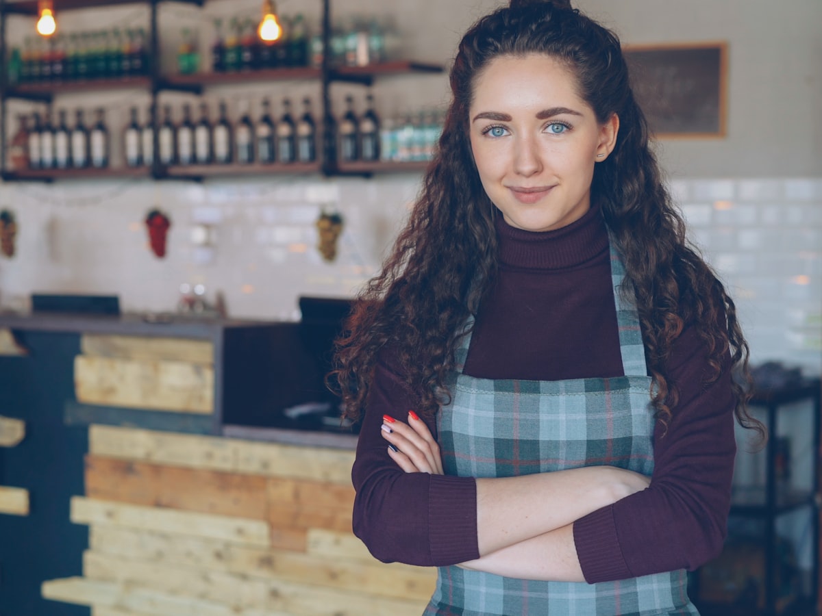 Propriétaire souriante dans son café